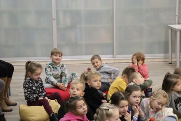 Wieluń: Biblioteka Miejska zaprosiła dzieci na spotkanie z fotografem Piotrem Pabisiakiem